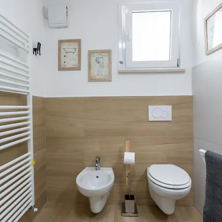 Mari Flat - Posto Auto E Metro - Italywego Apartment *